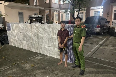 Số lượng lớn thuốc lá điếu ngoại nhập lậu do hai đối tượng vận chuyển.