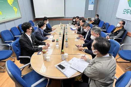 Đoàn công tác của thành phố Đà Nẵng làm việc với Công ty Mode Tour. (Ảnh: Quang Cường)