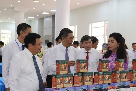 Các gian hàng nông sản trưng bày tại hội thảo.