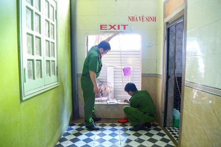 Kiểm tra cửa thoát hiểm ở cơ sở kinh doanh Karaoke.