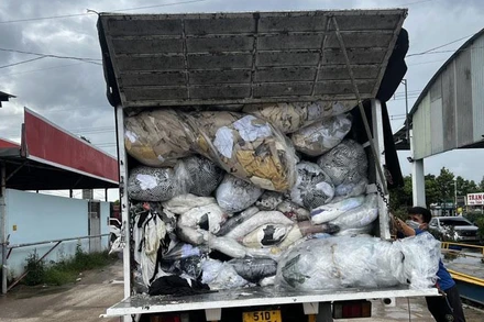 Tạm giữ ô-tô tải không bảo đảm yêu cầu kỹ thuật đối với hoạt động vận chuyển rác thải. (Ảnh Công an cung cấp)