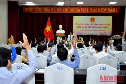 HĐND tỉnh Bình Thuận khóa XI biểu quyết thông qua Nghị quyết xác nhận kết quả miễn nhiệm chức vụ Chủ tịch UBND tỉnh Bình Thuận nhiệm kỳ 2021-2026.