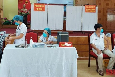 Quảng Bình phát động cán bộ, công nhân viên, người lao động tiêm vaccine mũi 4.