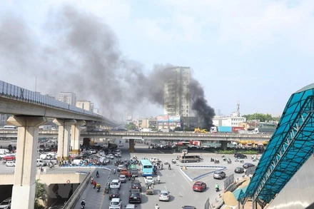 Lực lượng phòng cháy chữa cháy quận Thanh Xuân đã huy động cán bộ và 4 xe chữa cháy chuyên dụng đến hiện trường, khống chế không để đám cháy lan rộng.