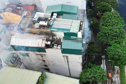 Vụ cháy tại số 231 Quan Hoa (phường Quan Hoa, quận Cầu Giấy) nhìn từ trên cao.