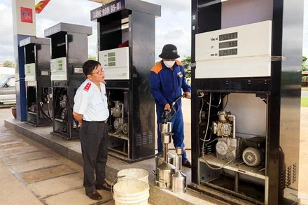 Lực lượng chức năng kiểm tra hoạt động kinh doanh xăng dầu tại một cửa hàng trên địa bàn tỉnh Lâm Đồng.