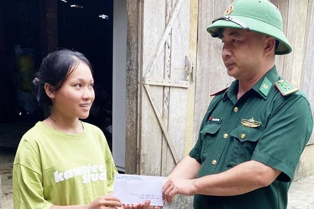 Trung tá Phạm Xuân Ninh, Chính trị viên phó Đồn Biên phòng Cà Xèng động viên, tặng quà cho Cao Thị Hằng trước ngày nhập học tại Huế.