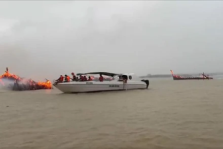 Hiện trường vụ ca-nô cháy tại khu vực bến Cửa Đại.