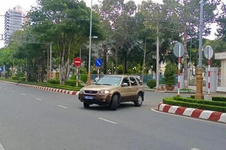 Ô-tô mang biển kiểm soát giả bị lực lượng công an áp giải về Công an thành phố Mỹ Tho để lập biên bản, tạm giữ phương tiện.