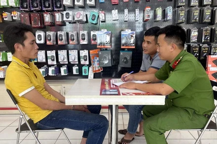 Cán bộ công an lấy lời khai Lê Phan Anh Thuận.