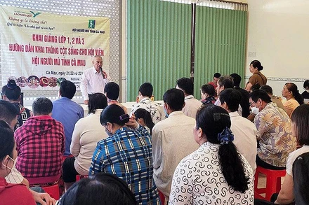 Thầy thuốc Nguyễn Trọng Hùng và các học viên khiếm thị tại chương trình tập huấn miễn phí về massage trị liệu do Hội Người mù tỉnh Cà Mau tổ chức.