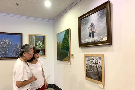 Khán giả xem tranh tại triển lãm.