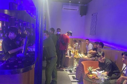 Lực lượng chức năng kiểm tra cơ sở kinh doanh “bóng cười”.