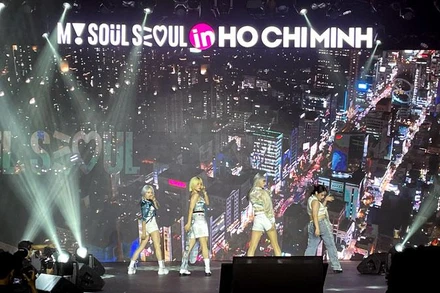 Ban nhạc nổi tiếng Highlight biểu diễn các tiết mục sôi động gây hào hứng cho khán giả.