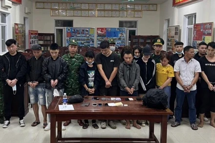 Sáng 25/11, Bộ đội Biên phòng tổ chức bàn giao các đối tượng tổ chức và xuất cảnh trái phép sang Lào cho lực lượng Công an xử lý.