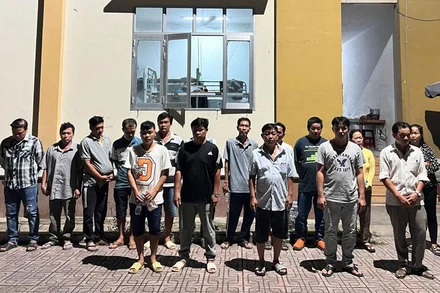 Các đối tượng bị phát hiện đánh bạc và tổ chức đánh bạc dưới nhiều hình thức.