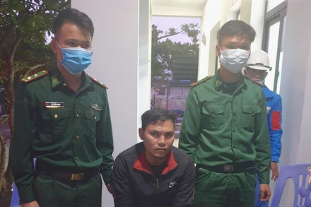 Đối tượng Dương Đức Quyết tại Cơ quan điều tra. (Ảnh: Bộ đội Biên phòng thành phố Đà Nẵng cung cấp)