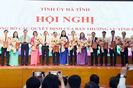 Lãnh đạo tỉnh Hà Tĩnh tặng hoa chúc mừng các đồng chí được điều động, luân chuyển, giữ vị trí công tác mới.