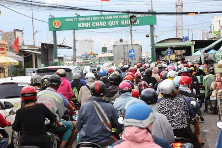 Kẹt xe kéo dài ở khu vực phà Cát Lái, nối TP Thủ Đức với huyện Nhơn Trạch, Đồng Nai.