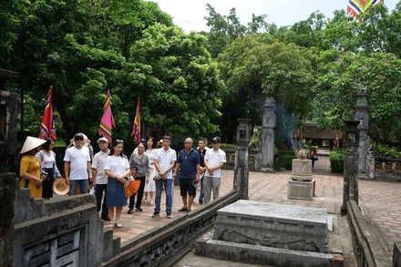 Khách du lịch tham quan Cố đô Hoa Lư.