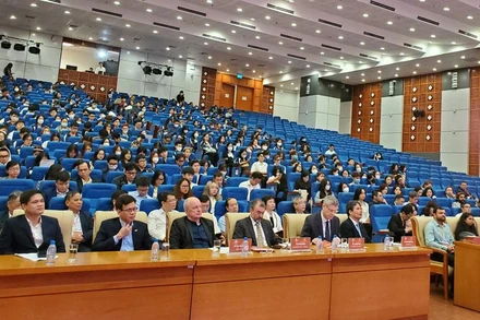 Các đại biểu tham dự Hội thảo CIEMB 2022 tại đầu cầu Trường Đại học Kinh tế quốc dân.