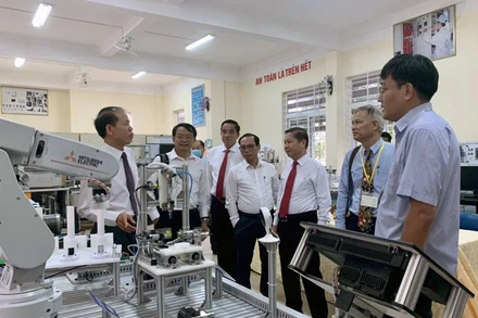 Ban tổ chức tham quan các thiết bị đào tạo tự làm tham dự Hội thi.