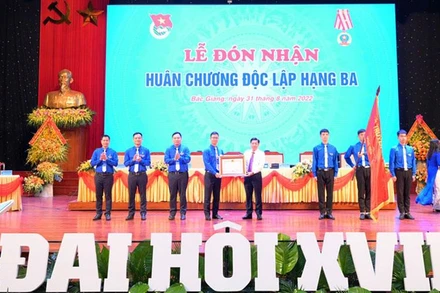 Trao Huân chương Độc lập hạng Ba cho Đoàn Thanh niên Cộng sản Hồ Chí Minh tỉnh Bắc Giang.