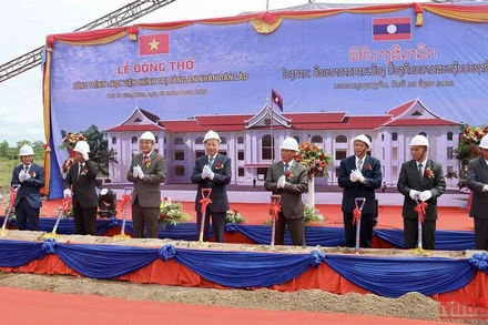Bộ trưởng Công an Tô Lâm cùng Phó Thủ tướng, Bộ trưởng Công an Lào Vilay Lakhamphong và các đại biểu làm Lễ động thổ xây dựng công trình Học viện Công an nhân dân Lào. (Ảnh: Trịnh Quốc Dũng)