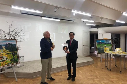 GS Vasily Nevolov, Chủ tịch Hội Tri thức Ukraine trao tặng Đại sứ Nguyễn Hồng Thạch cuốn thơ Shevcheko và phát biểu tại Hội thảo về Lục Vân Tiên.