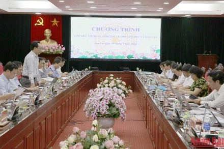 Thứ trưởng Giáo dục và Đào tạo phát biểu tại buổi làm việc với tỉnh Sơn La.