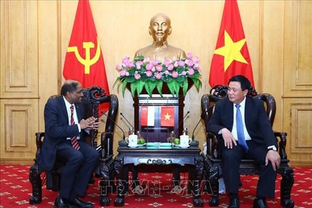 Giám đốc Học viện Chính trị Quốc gia Hồ Chí Minh Nguyễn Xuân Thắng tiếp Ngài Jaya Ratnam, Đại sứ Singapore tại Việt Nam. (Ảnh: Văn Điệp/TTXVN)
