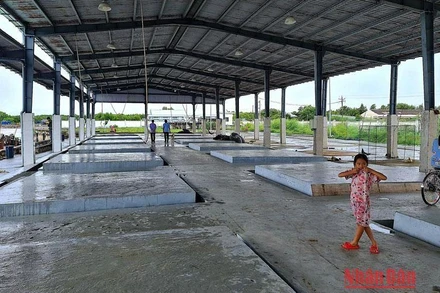 Cảng cá Hố Gùi đầu tư khoảng 70 tỷ đồng nhưng không có hộ kinh doanh, tàu cập bến, trở thành sân chơi của trẻ em miền biển.