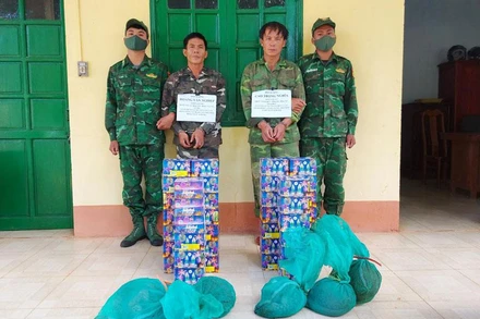 Hai đối tượng Nghĩa và Nghiệp bị bắt cùng tang vật.