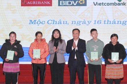 Trao sổ bảo hiểm cho các hộ khó khăn là đồng bào dân tộc tại Mộc Châu.