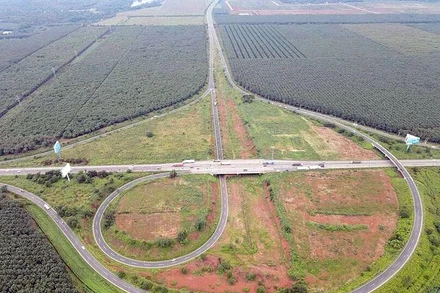 Nút giao Quốc lộ 1 với cao tốc TP Hồ Chí Minh-Long Thành-Dầu Giây là điểm khởi đầu tuyến cao tốc Dầu Giây-Tân Phú-Bảo Lộc.