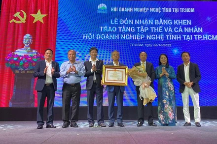 Đại diện Hội Doanh nghiệp Nghệ Tĩnh tại TP Hồ Chí Minh đón nhận Bằng khen của Thủ tướng Chính phủ trao tặng.