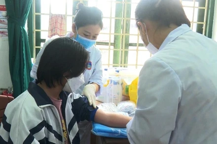 Nhân viên y tế huyện Chợ Đồn khám, điều trị cho học sinh nhiễm cúm B.