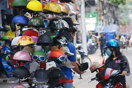 Mũ bảo hiểm không đạt chuẩn vẫn bày bán tràn lan. 