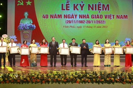 Lãnh đạo tỉnh Vĩnh Phúc tặng Bằng khen của Thủ tướng Chính phủ cho các nhà giáo có thành tích xuất sắc.