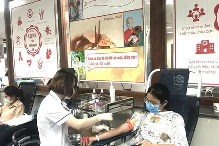 Đoàn viên, thanh niên Hà Nội tham gia hiến máu tại Ngày hội hiến máu "Giọt hồng tri ân".
