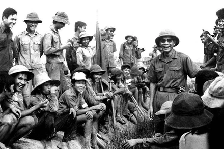 Đồng chí Võ Văn Kiệt thăm thanh niên xung phong và lao động với thanh niên xung phong tại Kiên Giang, năm 1977. (Ảnh tư liệu)