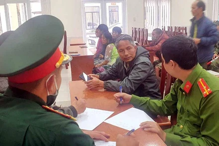 Cơ quan chức năng làm việc với các đối tượng liên quan vụ việc.