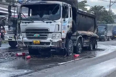 Chiếc xe tải bị cháy rụi.