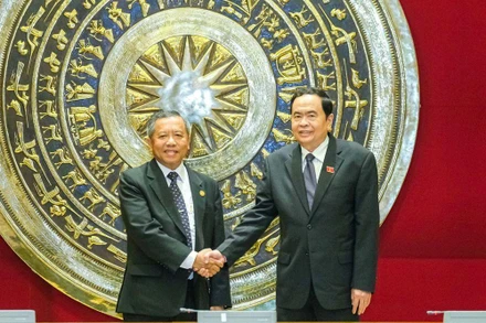 Phó Chủ tịch Thường trực Quốc hội Trần Thanh Mẫn và Chủ tịch Hội hữu nghị Lào-Việt Nam, Bộ trưởng Công nghệ và Truyền thông Boviengkham Vongdara tại buổi tiếp.