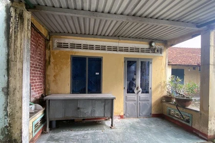 Nhà của bị can Trần Tấn Hùng đóng cửa. Dù đã có lệnh cấm đi khỏi nơi cư trú nhưng bị can Hùng vẫn rời địa bàn.