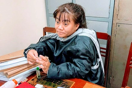 Đối tượng Ngô Thị Nhung bị bắt giữ tại cơ quan công an. (Ảnh cơ quan công an cung cấp)