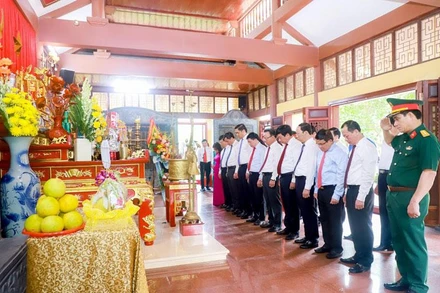 Lãnh đạo tỉnh Nghệ An thành kính tưởng niệm gần 2.000 Liệt sĩ Nghệ An và Hà Tĩnh đã hy sinh trong phong trào cách mạng 1930-1931 tại Nhà tưởng niệm Liệt sĩ Xô viết Nghệ Tĩnh.