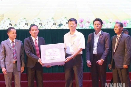 Trường Cao đẳng Sơn La tặng quà cho Đoàn công tác các tỉnh nước Cộng hòa Dân chủ Nhân dân Lào.