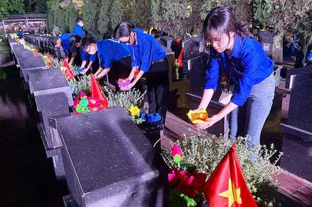 Tuổi trẻ Thủ đô thắp nến tri ân các Anh hùng, liệt sĩ. 