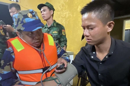 Quân y Biên phòng thăm, khám sức khỏe cho ngư dân bị nạn.